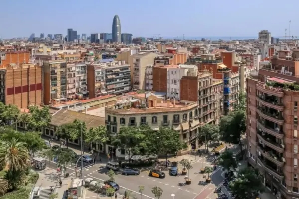 Selling a building in Barcelona in 2026: key decisions, common conflicts, and how to maximize value