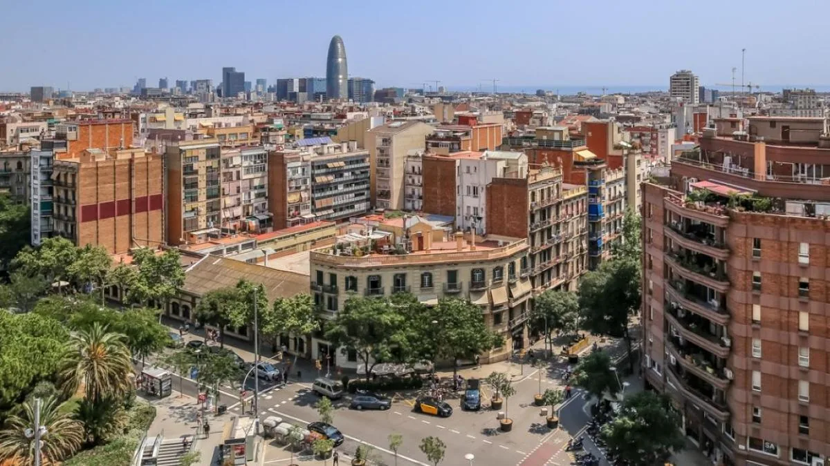Selling a building in Barcelona in 2026: key decisions, common conflicts, and how to maximize value