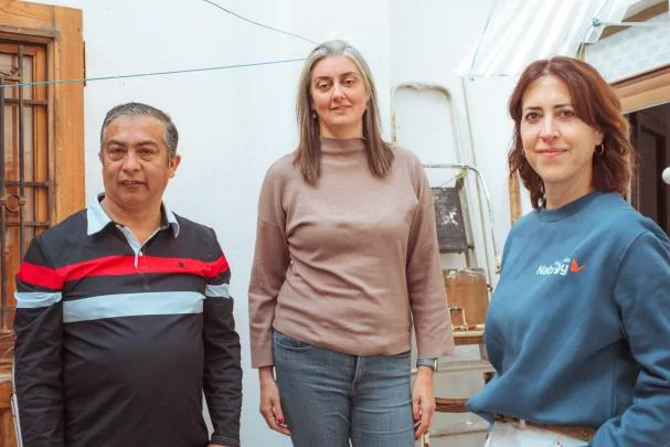 Carlos Alberto, Ana Sena (presidenta de la asociación 'Anem Endavant') y Macarena Sánchez (Proyectos Sociales e Internacional de Fundación Naturgy)