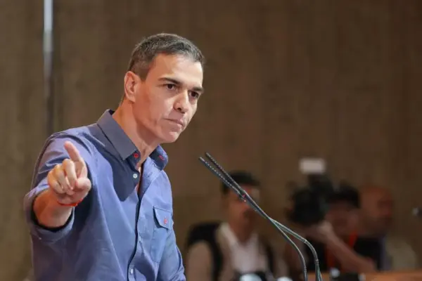 Sánchez accuses the PP and Vox's "tricky opposition" of trying to bring him down "with dirty tricks"