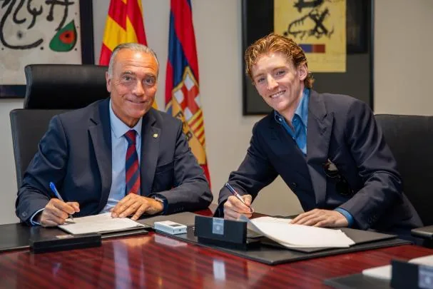 Anthony Gordon, durante la firma