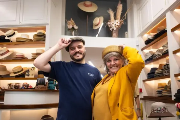 A 170-year-old hat shop withstands the pressure of souvenirs thanks to an agreement with its landlord