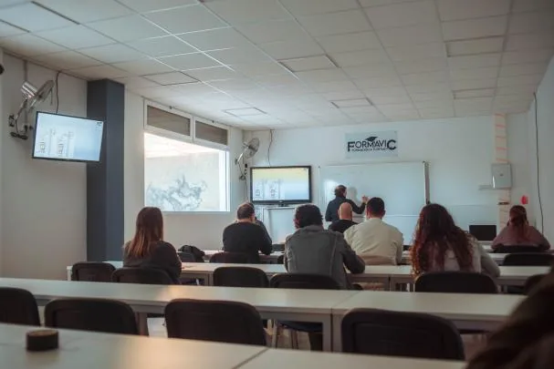 Vicente imparte una de las clases teóricas para obtener la certificación oficial como instalador de gas