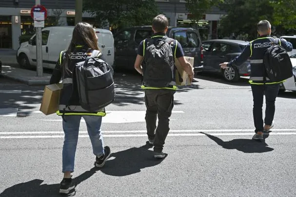 Agents of the Economic and Fiscal Crime Unit (UDEF) of the National Police leave the headquarters of the companies of the daughters of the former Prime Minister José Luis Rodríguez Zapatero