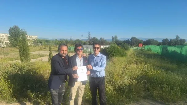 Representatives of the Montecarmelo Neighborhood Association this morning with the order in hand.
