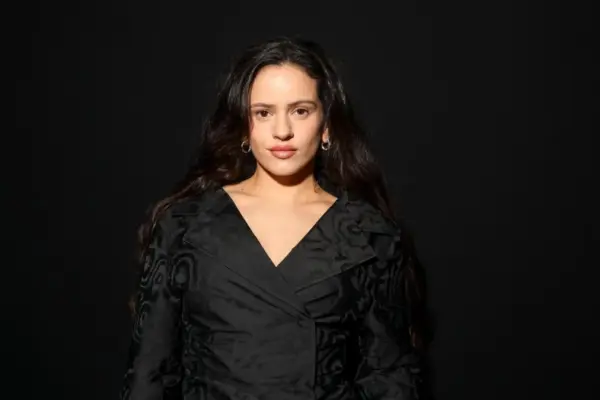 Rosalía counterschedules the Andalusian electoral campaign in Seville