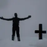 A young Frenchman climbs to the summit of Aneto with a wooden cross after the disappearance of the original