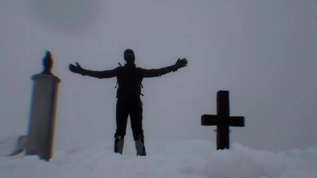 A young Frenchman climbs to the summit of Aneto with a wooden cross after the disappearance of the original