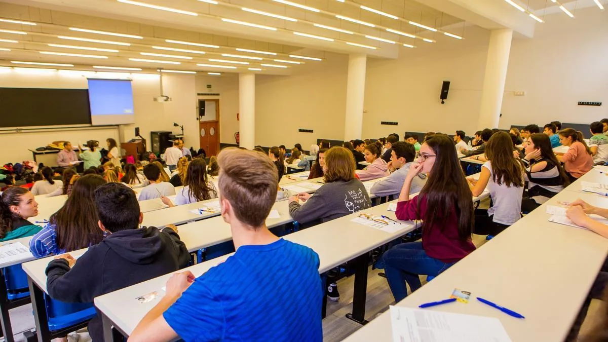 250 teachers who grade the PAU threaten to resign and paralyze the Valencian exam