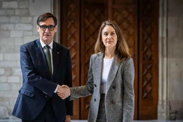 Illa secures its first budgets after renewing and updating the agreement with Comuns