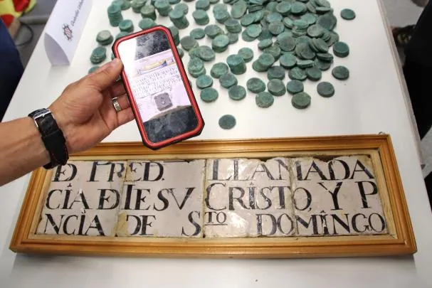 Part of the thousand coins from the Peninsular War (19th century) and the fragment of the facade of Ca l'Agapito owned by the archaeologist
