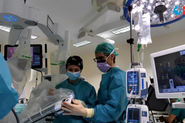 The 12 de Octubre Hospital performs robotic surgery on a three-month-old baby for the first time in Spain due to a kidney obstruction