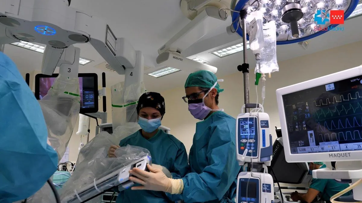 The 12 de Octubre Hospital performs robotic surgery on a three-month-old baby for the first time in Spain due to a kidney obstruction