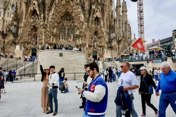 Tourists in front of the Sagrada Família