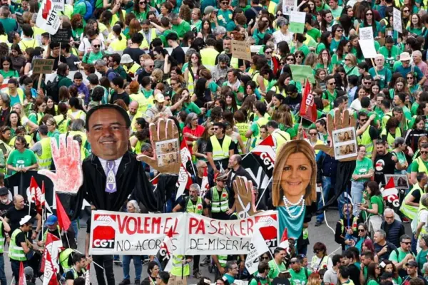 Educational strike: A historic demonstration of teachers marches through the streets of València