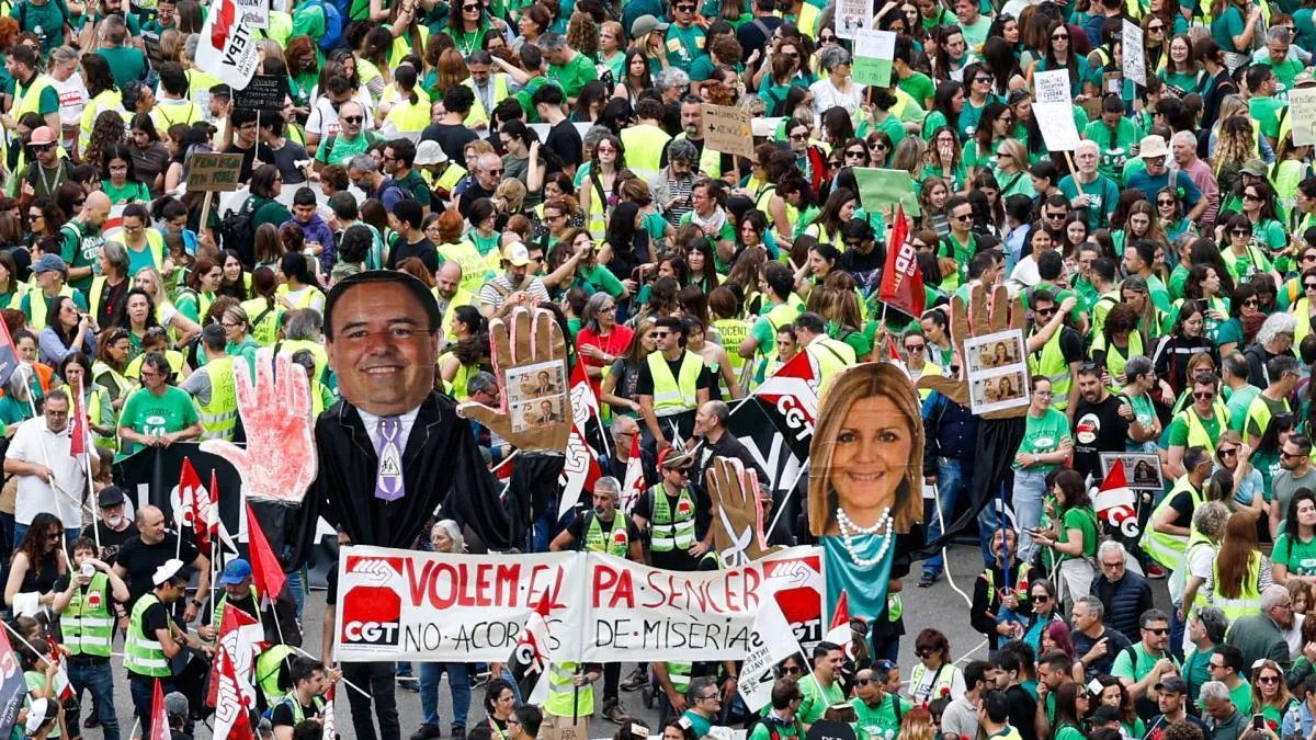 Educational strike: A historic demonstration of teachers marches through the streets of València