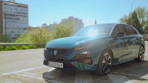 El nuevo Peugeot 308 presenta un estilo realmente distintivo con su nuevo frontal iluminado, sus exclusivas llantas con diseño diamantado y su atrevido color Azul Lagoa
