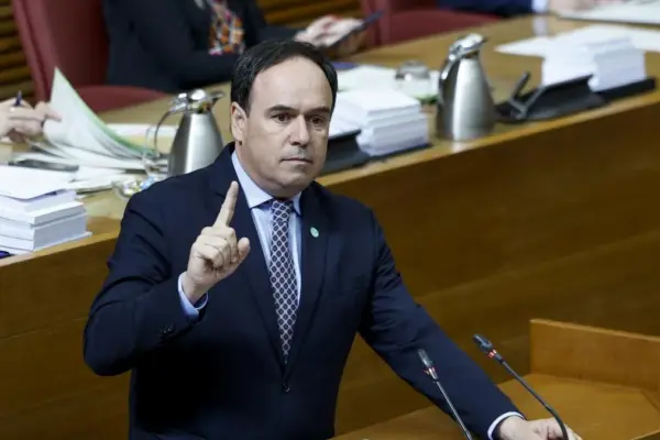 Pérez Llorca warns the teachers' unions: "There will be no negotiation if they blackmail with the PAU"