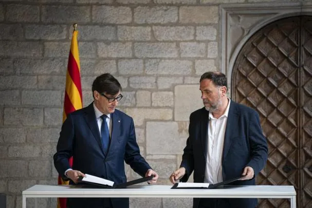 Salvador Illa y Oriol Junqueras firman el acuerdo de presupuestos en el Palau de la Generalitat