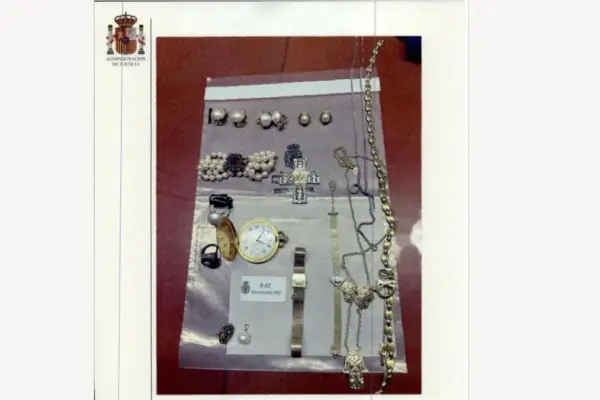 The register in Zapatero's office: agendas, about thirty jewels in the safe, and several hard drives