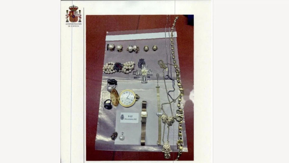 The register in Zapatero's office: agendas, about thirty jewels in the safe, and several hard drives
