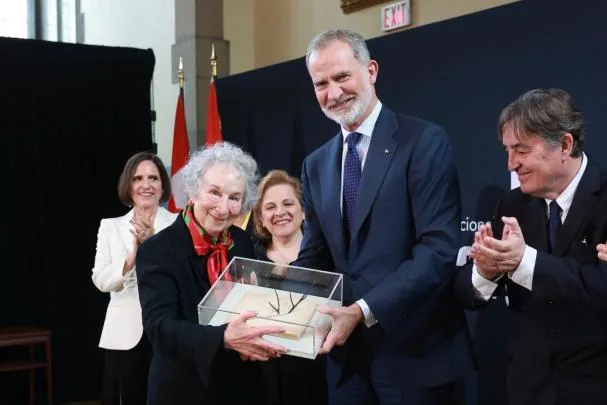 The King presents the Margarit award to Margaret Atwood in the presence of Luis García Montero and, behind, Mónica Margarit.