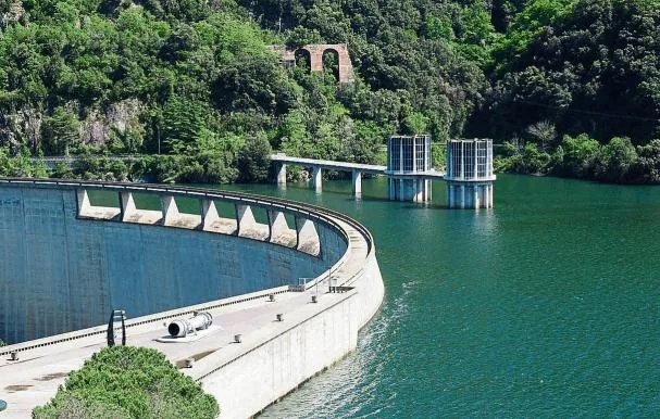 The constant episodes of rain this winter and spring have left the Susqueda reservoir almost full