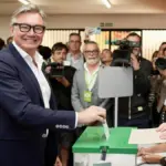 Vox blurs Moreno Bonilla's firewall and takes the absolute majority from the PP in Andalusia