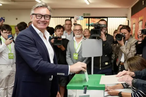 Vox blurs Moreno Bonilla's firewall and takes the absolute majority from the PP in Andalusia