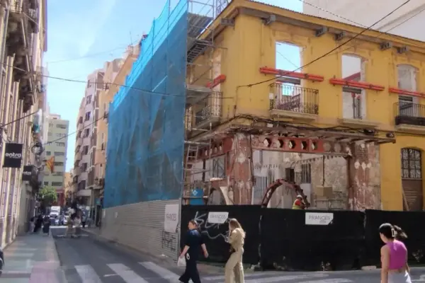 The lack of technical staff in Urban Planning delays hundreds of construction permits in Alicante by months