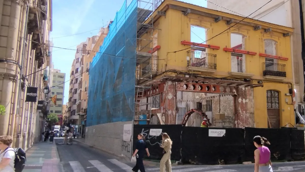 The lack of technical staff in Urban Planning delays hundreds of construction permits in Alicante by months