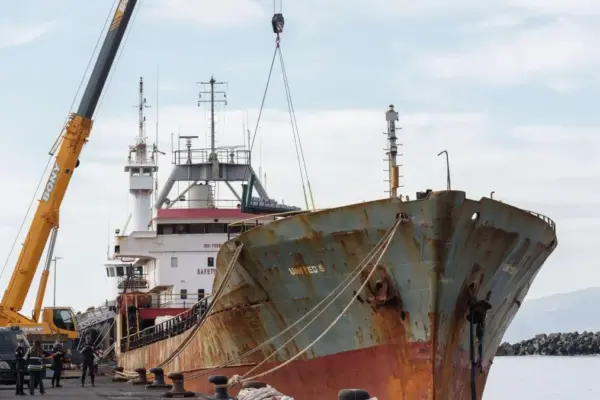 Intercepted on the high seas a ship with a huge cocaine shipment by the Civil Guard