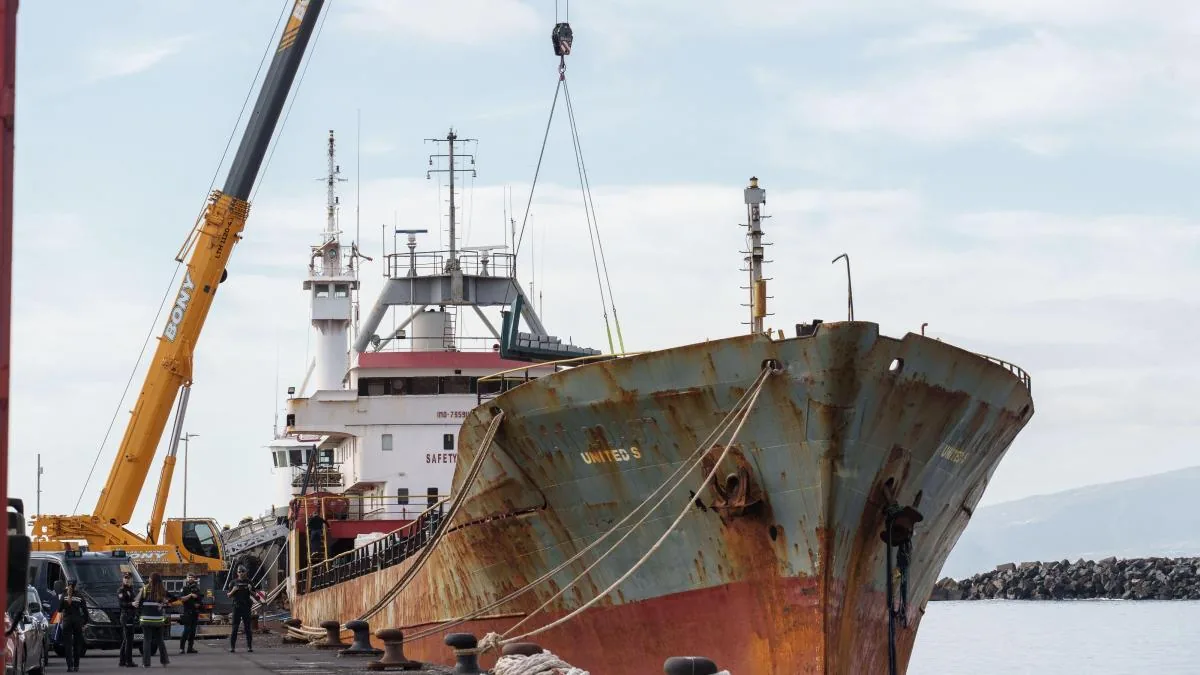 Intercepted on the high seas a ship with a huge cocaine shipment by the Civil Guard