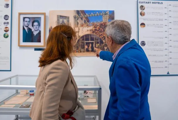 Two generations of the Rosamar hotel, inaugurated in 1947, observing the exhibition that can be seen until the end of the month at the Casa de Cultura.