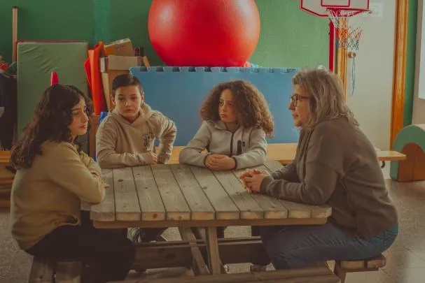 Marta dialoga con tres de sus alumnos