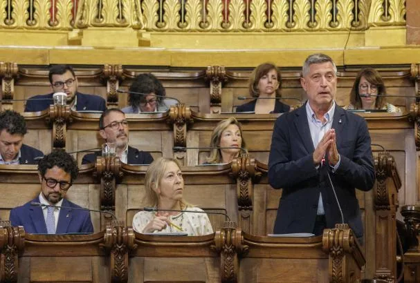 The president of the Junts municipal group, Jordi Martí, during the April plenary. On the left, in the second row, Rius