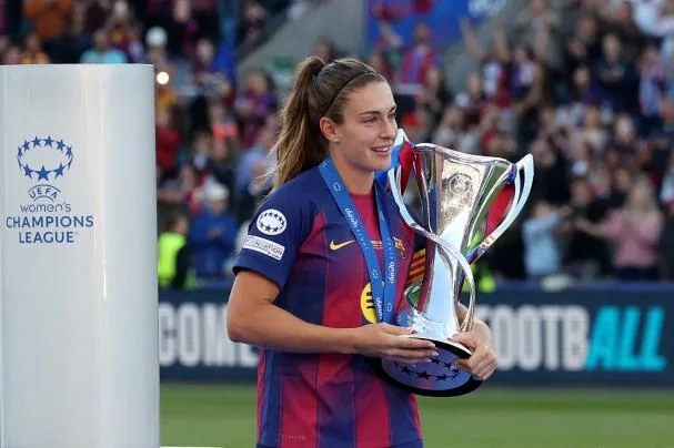 Alexia Putellas holding the European Cup 