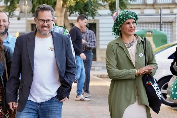 José Ignacio García, on the left, alongside Teresa Rodríguez during election Sunday.