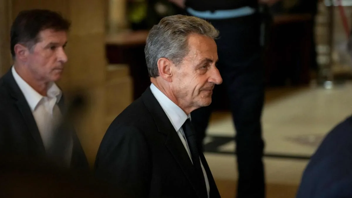 What is the crime of influence peddling that Zapatero is accused of and how is it penalized in Spain and other countries?