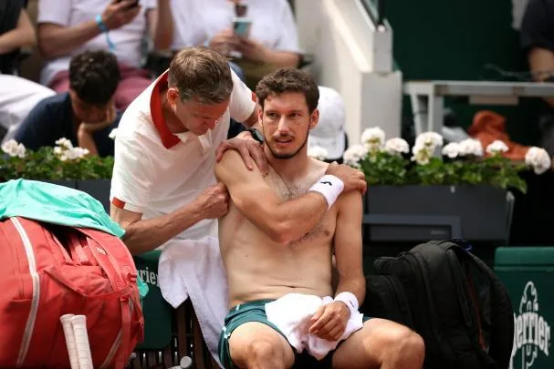 The physiotherapist manipulates Pablo Carreño’s shoulder, this Sunday in Paris