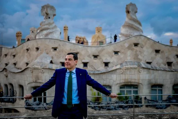 Moreno Bonilla in front of La Pedrera, on a visit to Barcelona