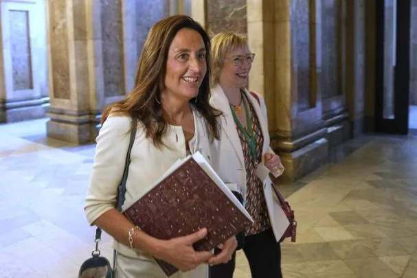 Esther Niubó entering the Parliament hours before the meeting with the unions