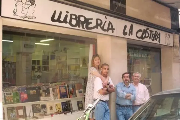 Half a century of a Valencianist bookstore of reference that even survived an attack