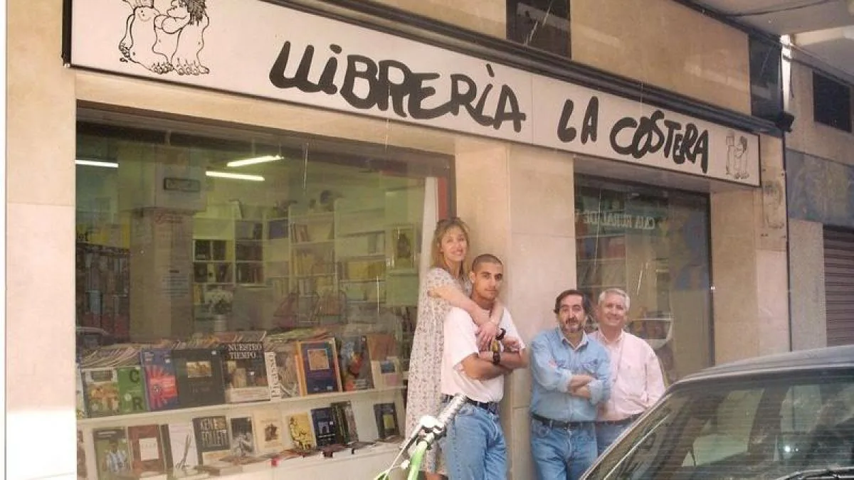 Half a century of a Valencianist bookstore of reference that even survived an attack