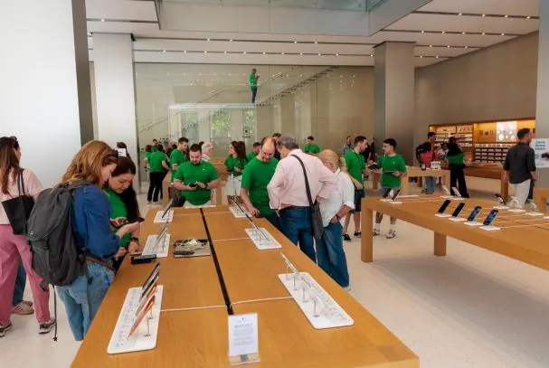 Aspecto de la Apple Store reformada 