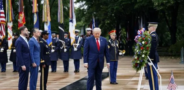 President Donald Trump paid tribute to the military this Monday in Arlington, commemorating Memorial Day, among those he mentioned at least thirteen who have died in the war in Iran 