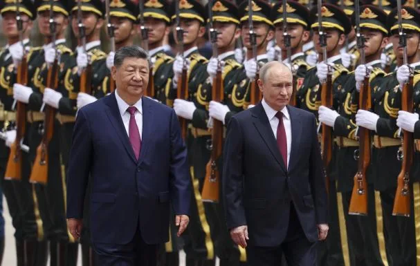 Presidents Xi Jinping and Vladimir Putin review the honor guard upon the latter's arrival at the Great Hall of the People in Beijing, this Wednesday morning