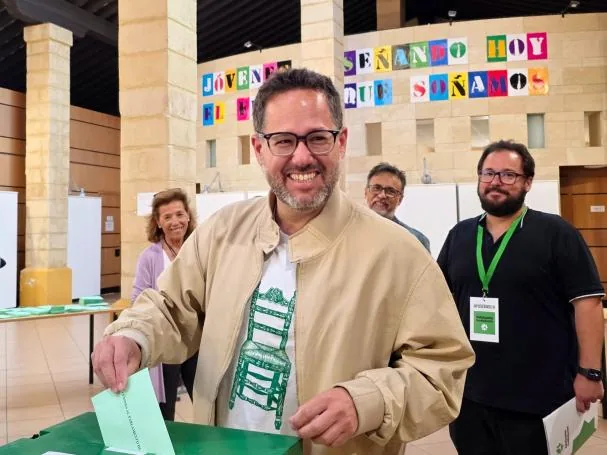El candidato de Adelante Andalucía, José Ignacio García, vota en la Casa de la Juventud de Jerez de la Frontera, Cádiz.