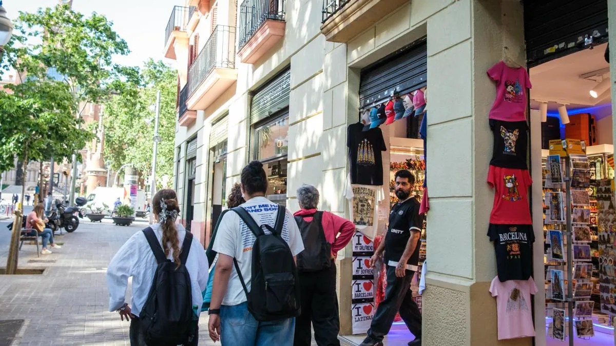 Souvenir business offensive to take over Gaudí Avenue in Barcelona