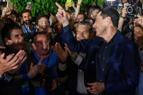Moreno, este domingo, recibido por los militantes en la sede del PP en Sevilla